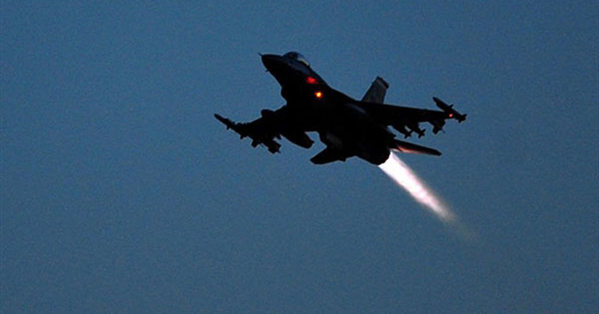 Італія, Авіано. Аериканський літак F16 злітає з авіабази "Авіано". США, Великобританія і Франція здійснили обстріл Лівії ракетами "Томагавк" і нанесли кілька повітряних ударів по силах Муаммара Каддафі. / © AFP