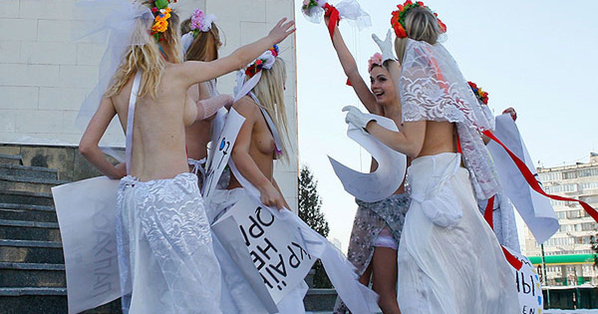 Активістки жіночого руху FEMEN провели у Києві перед будівлею центрального РАГСу України топлес-акцію протесту "Наречені для папуаса". / © Жіночий рух FEMEN