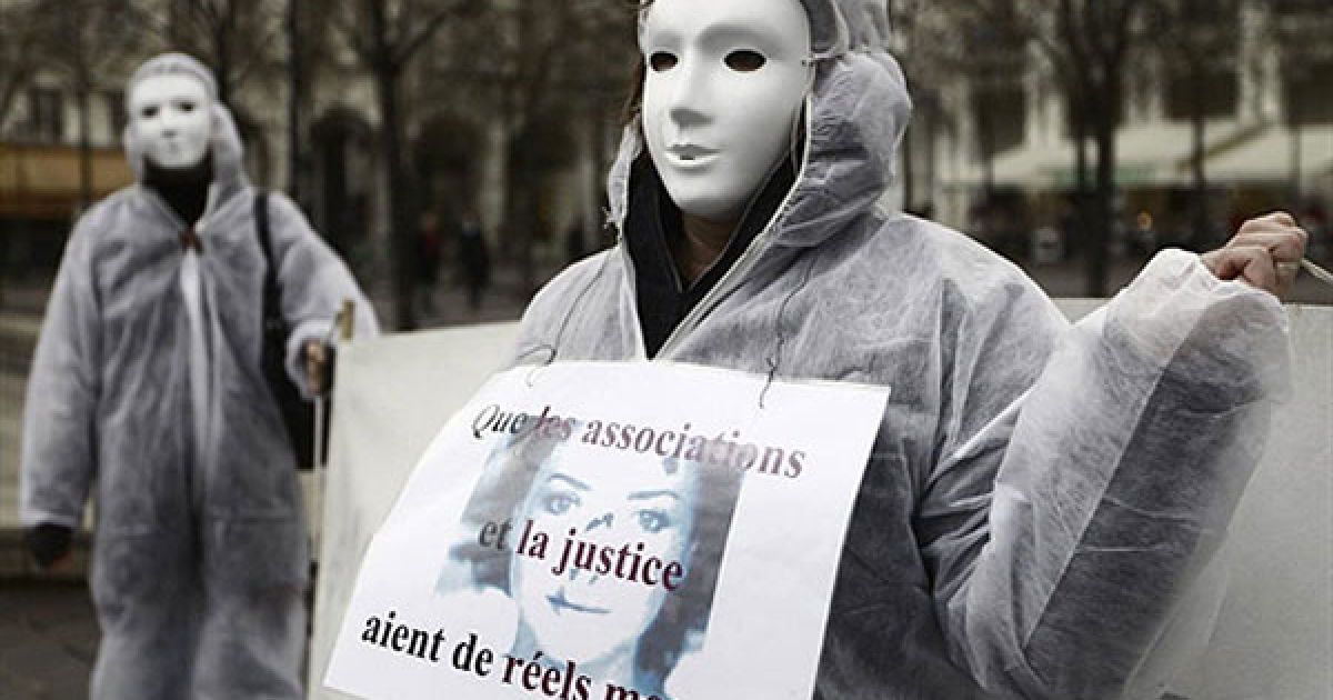 Франція, Париж. Жінки, одягнені у білий одяг і білі маски, беруть участь у акції протесту, яку організувала правова група "Ні повіям, ні підкоренню" в рамках Міжнародного дня боротьби із насильством щодо жінок. / © AFP