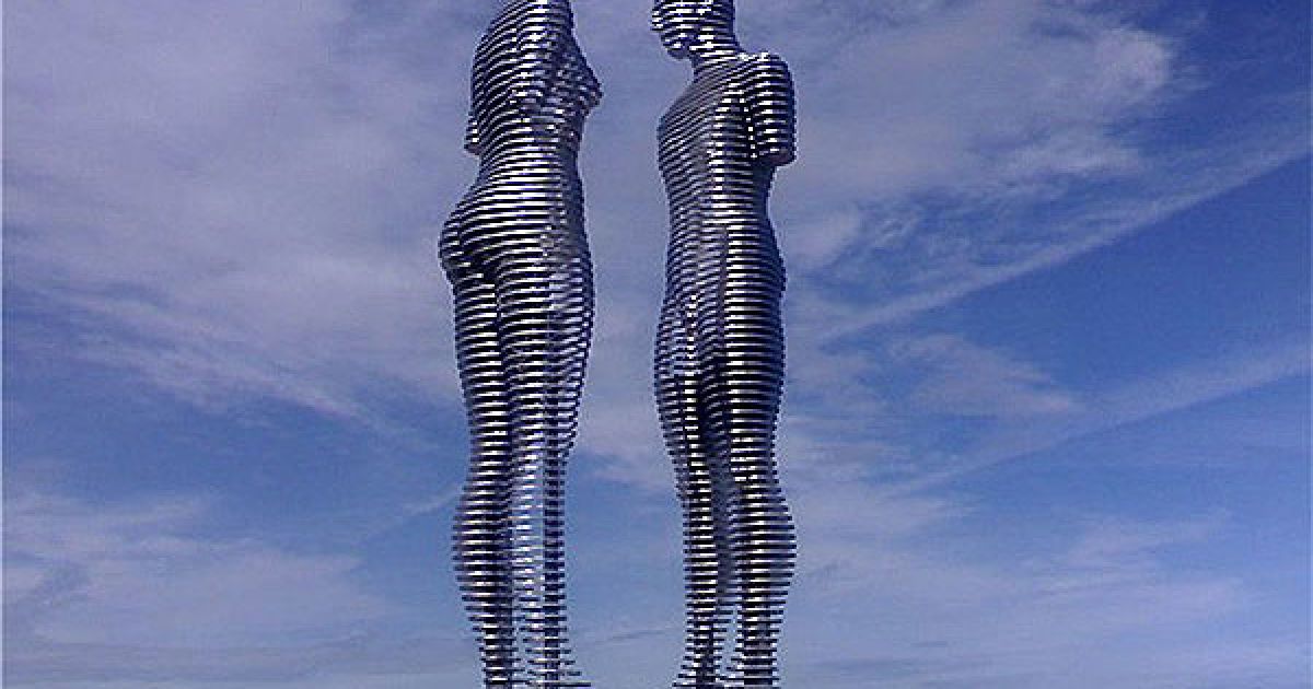 Нова скульптура, на яку автора надихнув роман Курбан Саїда "Алі і Ніно", встановлена на в&rsquo;їзді в Батумі на березі моря