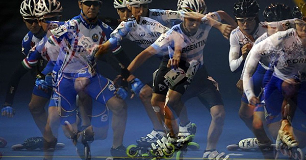 Старт італійця Альберто Путінано, аргентинця Сантьяго Румека та корейця Мін Су Кіма у фінальному заїзді на 3000 метрів серед юніорів на Чемпіонаті Світу з бігу на роликових ковзанах у Медельїні. / © AFP