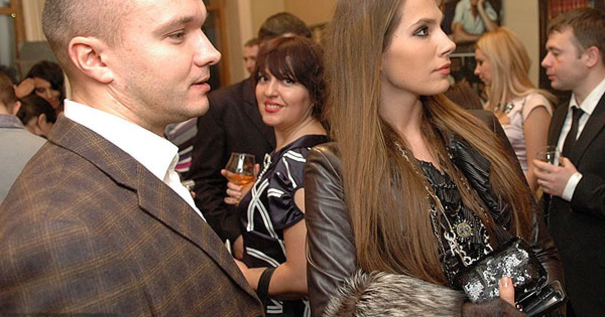 Антоніну Паперну все частіше можна бачити з молодим чоловіком Павлом, який думає, що за ними стежать