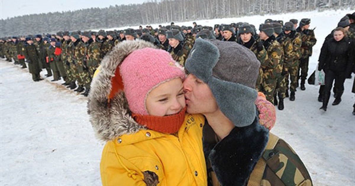 Білорусь, Борисов. Білоруський солдат цілує дівчинку після церемонії прийняття присяги у місті Борисов поблизу Мінська. / © AFP