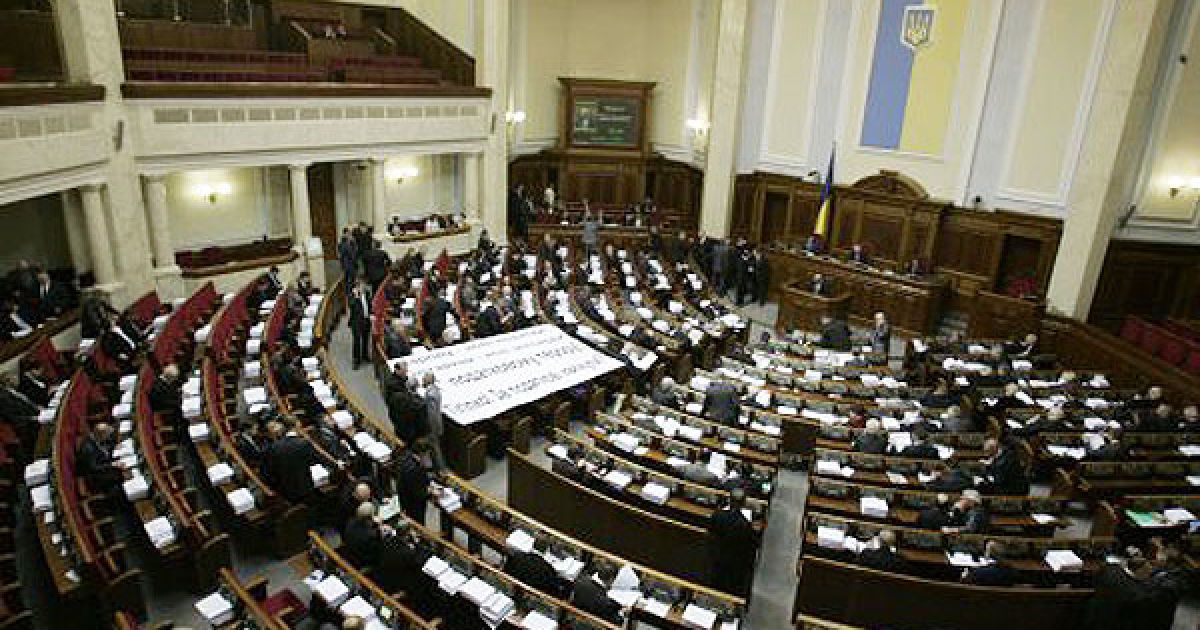 Перед початком засідання депутати від Партії регіонів стали біля трибуни та президії, щоб завадити &rdquo;бютівцям&rdquo; заблокувати роботу парламенту. / © УНІАН