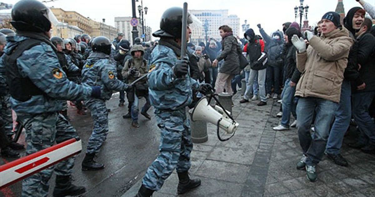 Встановлені в центрі Москви новорічні ялинки були частково розібрані, вболівальники озброїлися витягнутою з них арматурою і кидали ялинкові прикраси у співробітників ОМОН. / © AFP