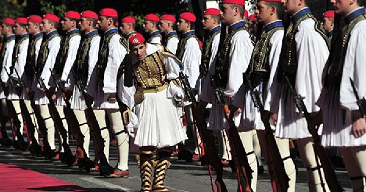 Греція, Афіни. Солдати президентської гвардії (Evzones) Греції готуються до урочистої вітальної церемонії Президента в Афінах. / © AFP