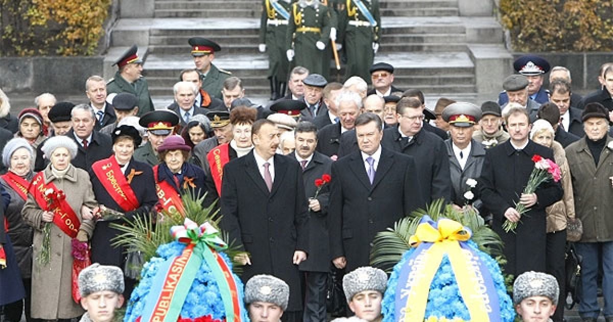 Ільхам Алієв і Віктор Янукович взяли участь у церемонії покладання вінків до Могили Невідомого солдата в Парку Слави в Києві. / © President.gov.ua