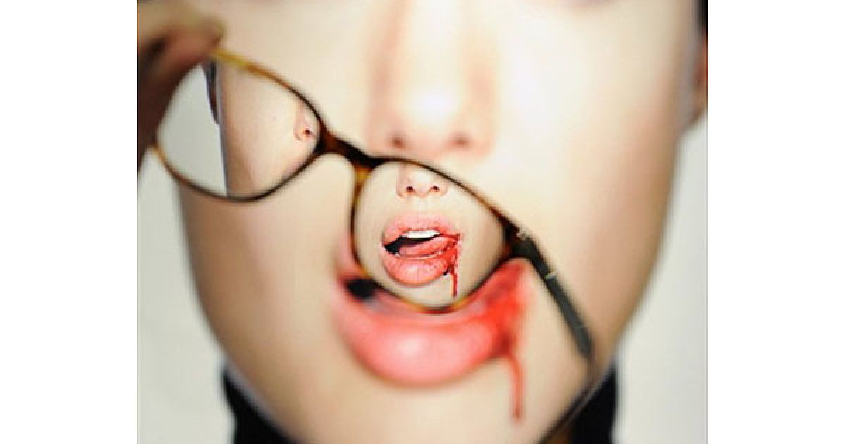 Великобританія, Лондон. Фотографія американської актриси Анджеліни Джолі "Анджеліна з кров'ю" Мартіна Шоллера, виставлена на огляд напередодні аукціону Christie's у Лондоні. На аукціоні, присвяченому фотографіям, представлено понад 150 світлин, які підуть з молотка 26 листопада. На продаж виставлені роботи з приватних колекцій Джеймса Данцігера і Нормана Хола. / © AFP