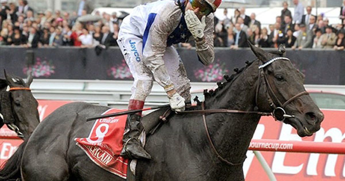 Австралія, Мельбурн. Французький кінь Амерікаїн із жокеєм Джеральдом Моссом, який посилає повітряний поцілунок глядачам, переміг у перегонах і виграв більше 6 мільйонів доларів США і Кубок Мельбурна. Переможця, французького жокея Джеральда Мосса оштрафували за поцілунок натовпу до моменту фіксації фінішу. / © AFP