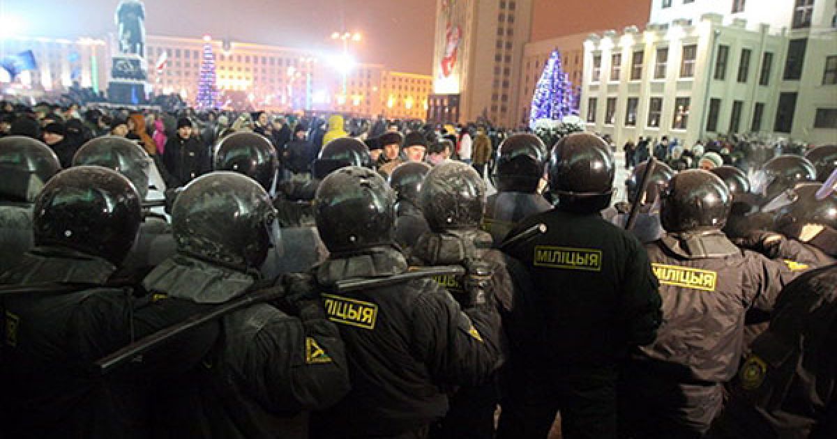 Колона автомобілів з військовими під'їхала до площі Незалежності Мінська, де проходить багатотисячна акція опозиції. / © AFP