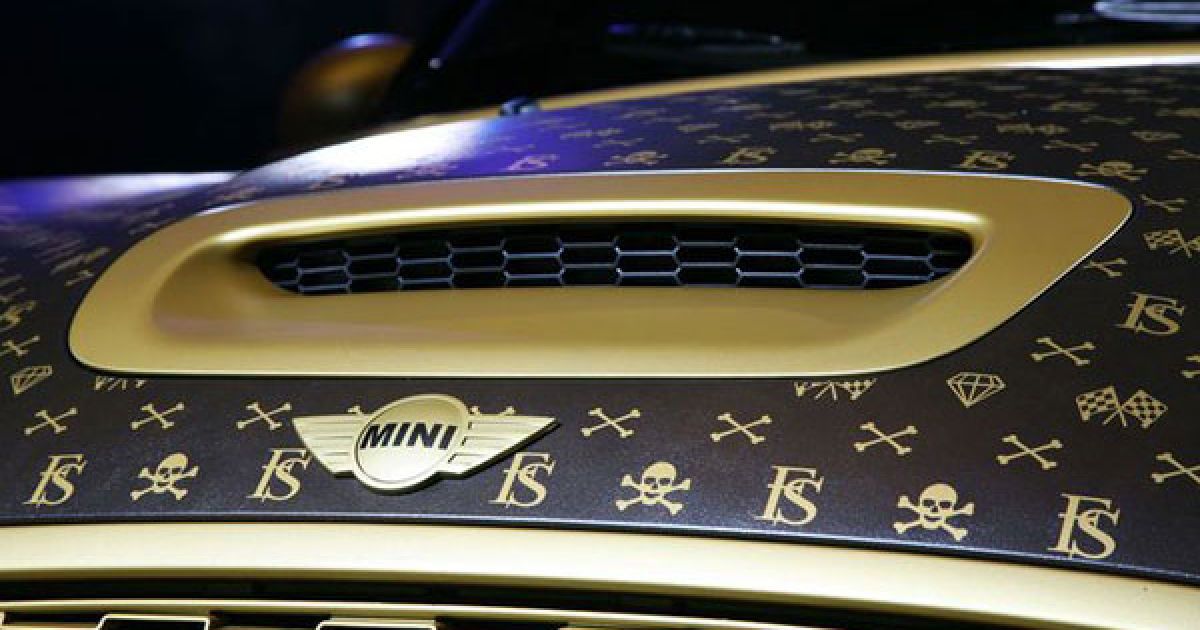 Плівку також прикрашено тисячами золотих "Веселих Роджерів", кісток і діамантів / © Etoday