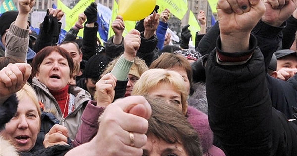 Україна, Київ. Учасники мітингу проти скандального Податкового кодексу
стоять на Майдані Незалежності в Києві. В Україні тривають масові
акції протесту підприємців, які вимагають від президента Януковича
ветувати новий Податковий кодекс. / © AFP