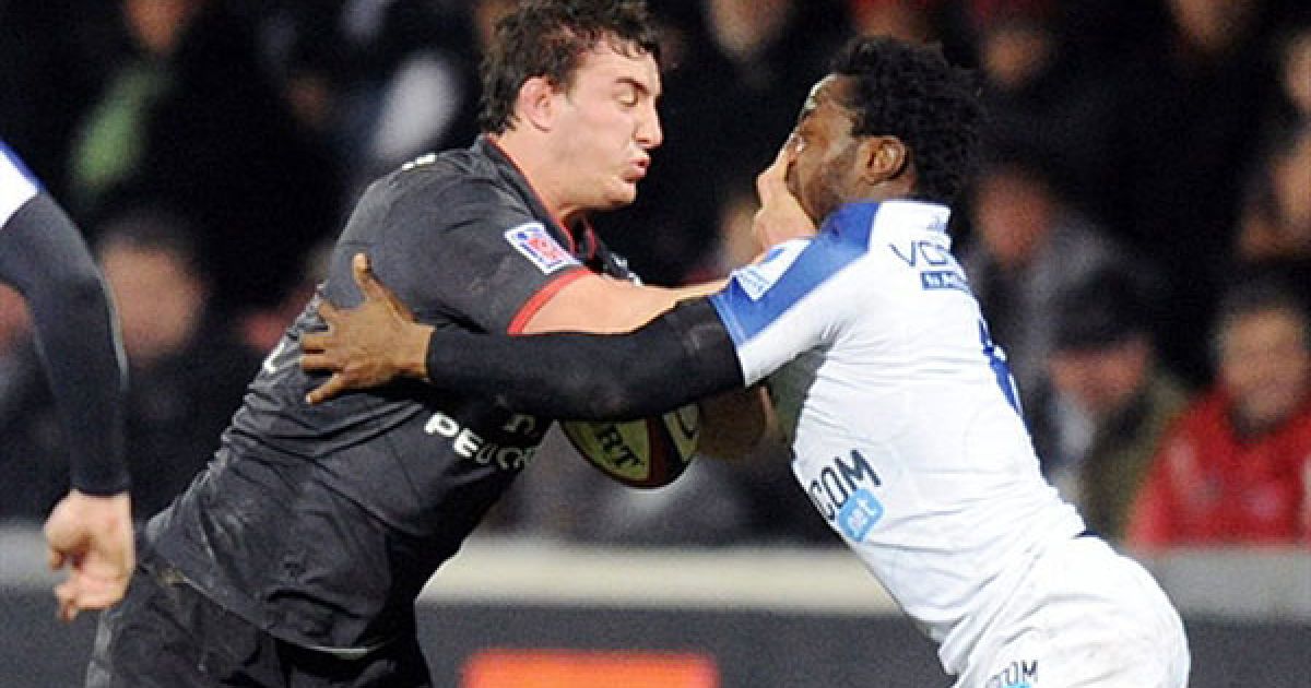 Франція, Тулуза. Луї Пікамоль ("Тулуза") б&rsquo;є в обличчя гравця "Монпельє" Фюльжанса Уедраого під час матчу французького союзу регбі в Тулузі, на півдні Франції. / © AFP