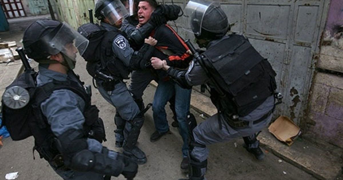 Хеврон. Ізраїльські поліцейські затримують палестинського репортера, який працює на канал "Аль-Джазіра", під час зіткнень між поліцією і протестувальниками у місті Хеврон, коли щонайменше дев'ять осіб отримали поранення. / © AFP