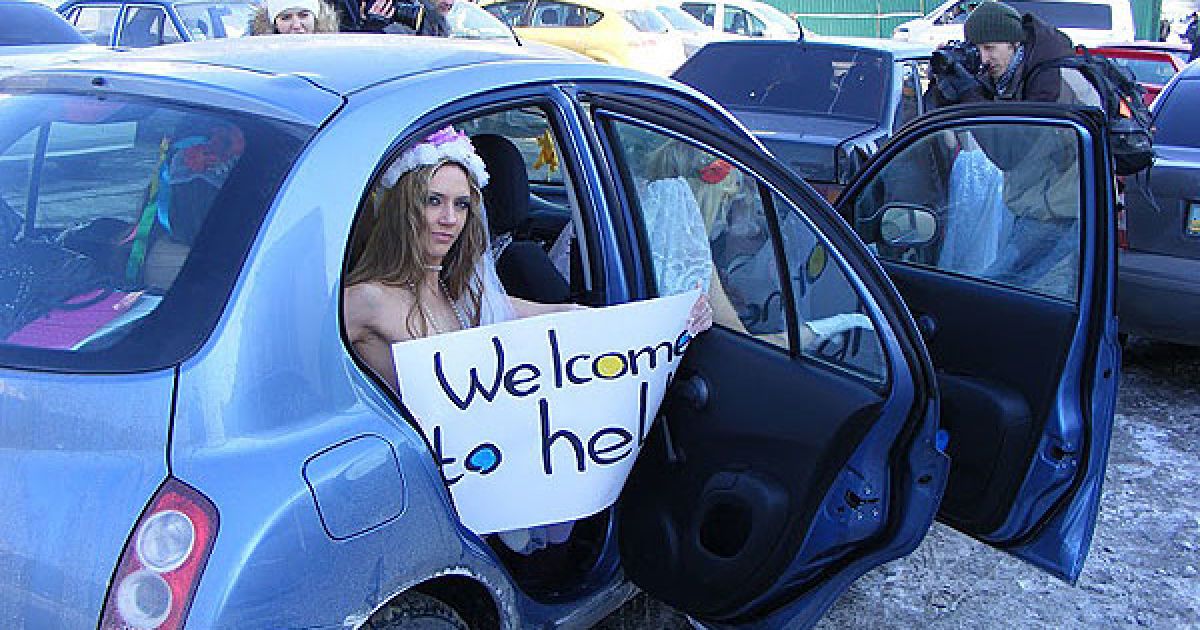 Жіночий рух FEMEN провів у Києві чергову топлес-акцію під назвою "Наречені для папуаса". / © Жіночий рух FEMEN