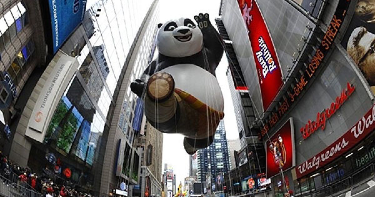 США, Нью-Йорк. Ляльку Kung Fu Panda несуть Бродвеєм і Таймс-сквер під
час 84-го щорічного параду, який проводять на День Подяки у Нью-Йорку. / © AFP