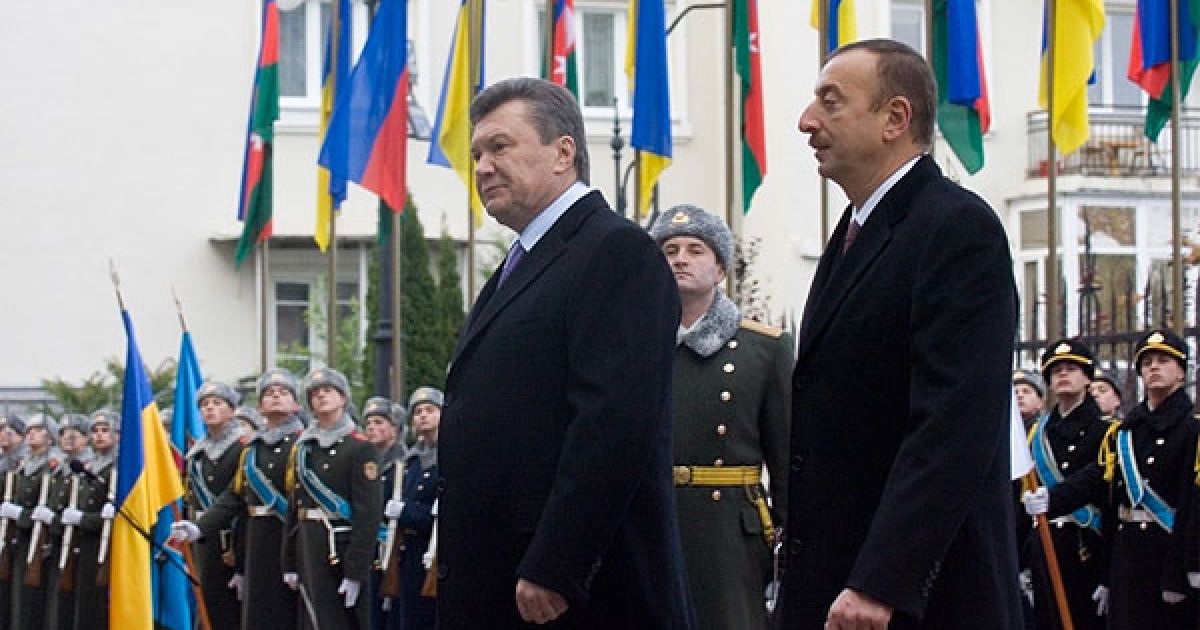 Військовий оркестр виконав державні гімни України та Азербайджану, лідери країн обійшли стрій воїнів Почесної варти. / © President.gov.ua
