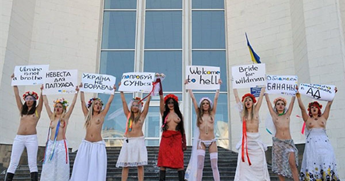 Дівчата грудьми закрили вхід до головного РАГСу і погрожували фізичною розправою новозеландському секс-туристу. / © AFP