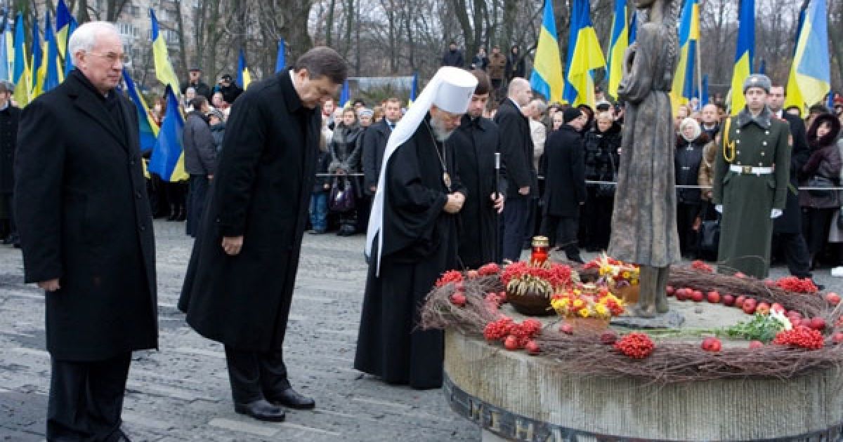 Віктор Янукович, Микола Азаров та митрополит Київський і всієї України Блаженіший Володимир встановили до скульптури "Гірка пам&rsquo;ять дитинства" композиції зі свічки, калини та колосків. / © President.gov.ua