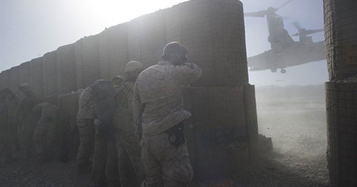 Афганістан, Муса-Кала. Американські морські піхотинці ховаються від пилу під час посадки конвертоплану V-22 Osprey на базі в районному центрі Муса-Кала. Cоюзні війська активізували свій наступ проти талібів. / © AFP