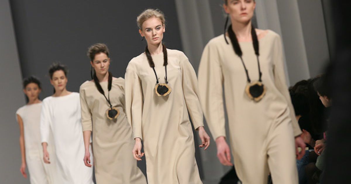 Lует KAMENSKAYAKONONOVA для UFW-2011 створив колекцію, головною героїнею якої є дівчина-мандрівниця.