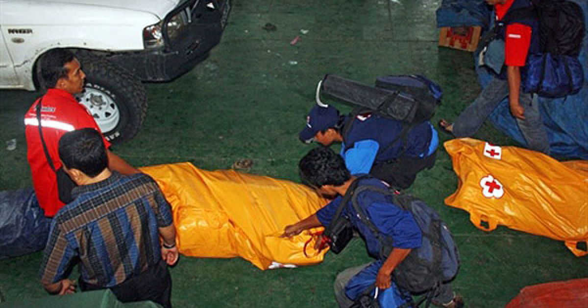 Кількість жертв цунамі біля західного узбережжя індонезійського острова Суматра перевищила 150, близько 400 осіб пропали безвісти. / © AFP