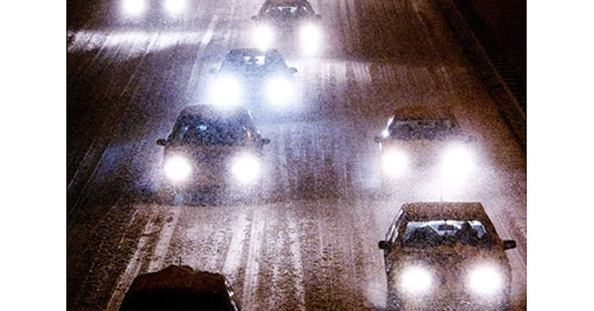 Нідерланди, Роттердам. Транспорт повільно рухається уздовж шосе A13 під час сильного снігопаду неподалік від Роттердама. Важкі снігопади порушили транспортне сполучення у Європі, сотні водіїв потрапили у снігову пастку. / © AFP