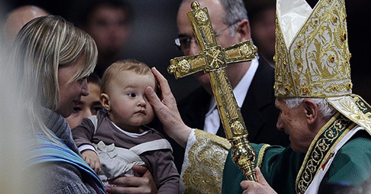 Папа Римський благословляє дитину після зустрічі із духовенством Близького Сходу у Ватикані. Ця зустріч розпочала 2-тижневий синод єпископів з Близького Сходу. / © AFP