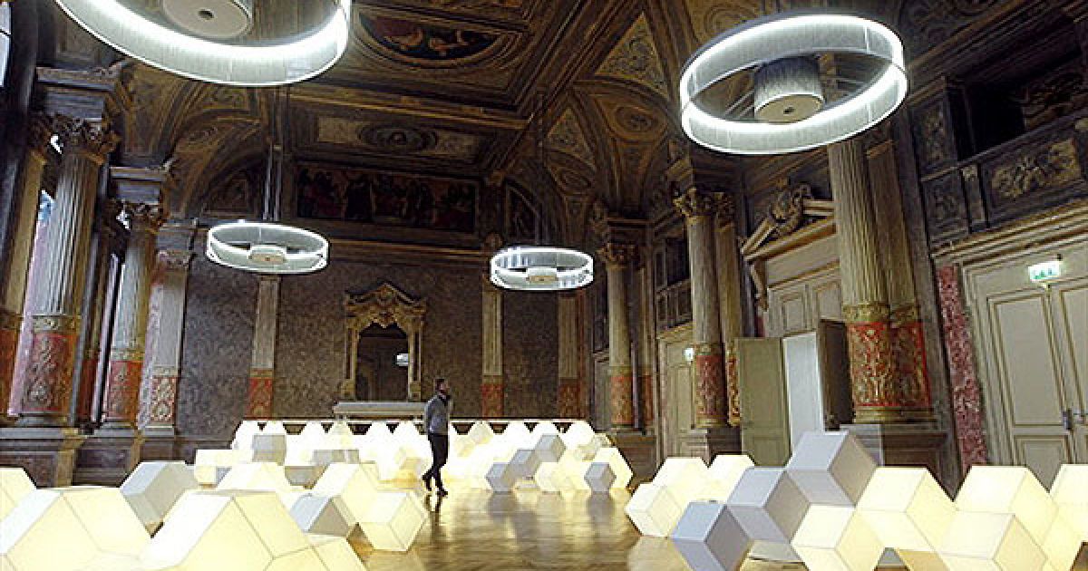 Франція, Париж. Людина дивиться на світлову інсталяцію, встановлену в паризькому театрі Gait&eacute; Lyrique, який нещодавно був відреставрований французьким архітектором Мануелем Готраном. / © AFP