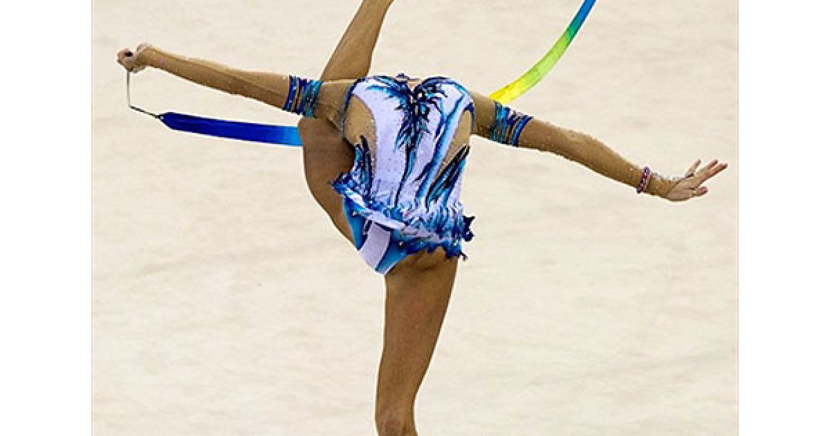 Китай, Гуанчжоу. Срібна призерка 16-х Азіатських ігор, гімнастка з Узбекистану Уляна Трофімова виконує вправу під час змагань з художньої гімнастики у Гуанчжоу. Казахстан завоював золоту медаль, Узбекистан і Японія &mdash; срібло і бронзу. / © AFP