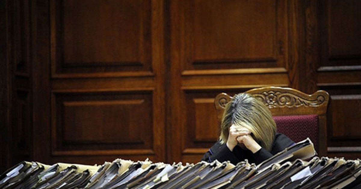 Польща, Варшава. Суддя сидить у приміщенні суду у Варшаві під час судового розгляду справи останнього комуністичного лідера Польщі, 87-річного генерала Войцеха Ярузельського. / © AFP