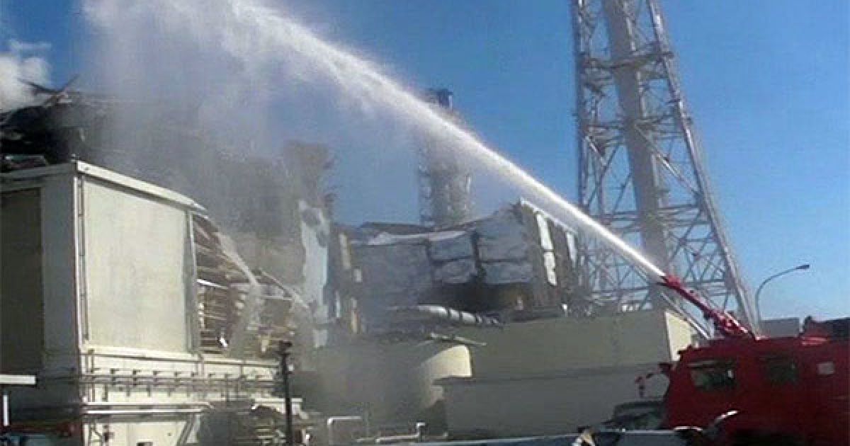 50 добровольців-"камікадзе", змінюючи один одного, намагаються нормалізувати ситуацію на аварійній японській АЕС. / © AFP