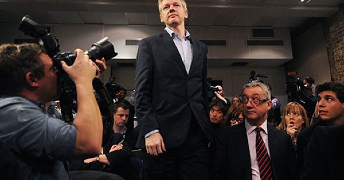 Великобританія, Лондон. Засновник "WikiLeaks" Джуліан Ассанж прибув на прес-конференцію до клубу Frontline у Лондоні. Швейцарський інформатор Рудольф Елмер передав засновнику WikiLeaks два компакт-диска, які містять дані про приблизно 2000 клієнтів банку, що, можливо, ухиляються від сплати податків. / © AFP