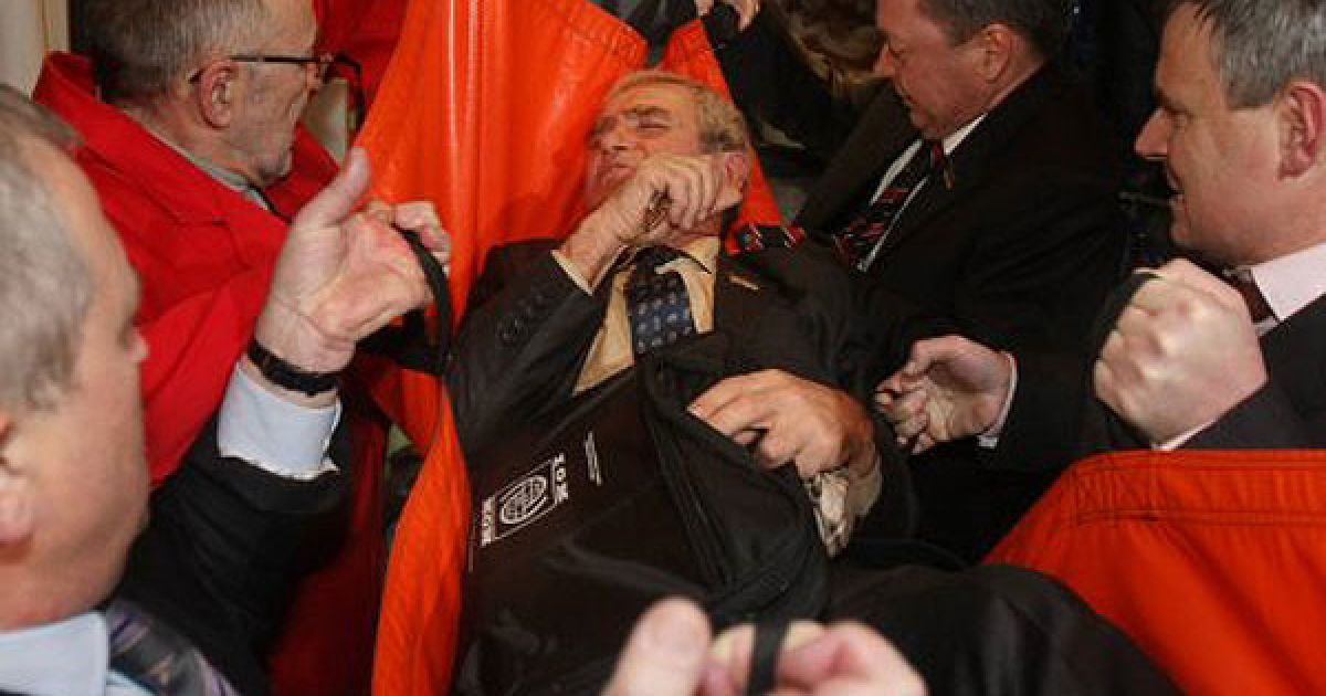 Депутата з фракції &ldquo;БЮТ-Батьківщина&rdquo; Юрія Гнаткевича забрала "швидка" після бійки з депутатами від Партії регіонів. 
Юрія Гнаткевича медики на ношах винесли із зали. / © УНІАН