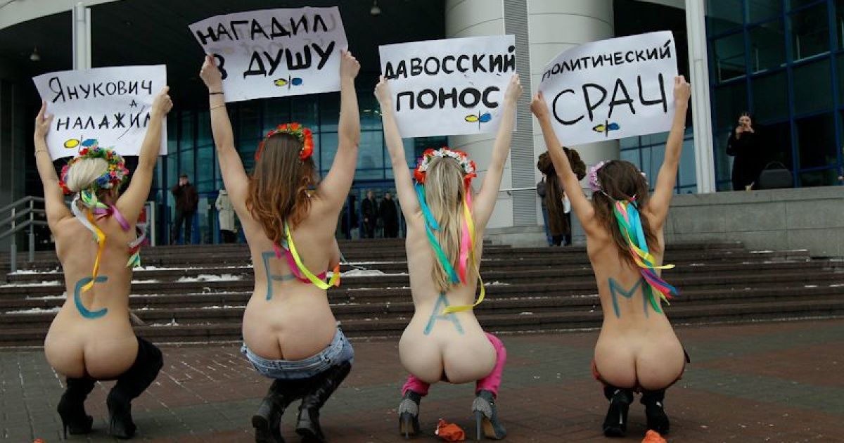 "КАкція" протесту FEMEN "Давоський пронос" на площі перед будівлею Південного вокзалу в Києві. / © femen.livejournal.com