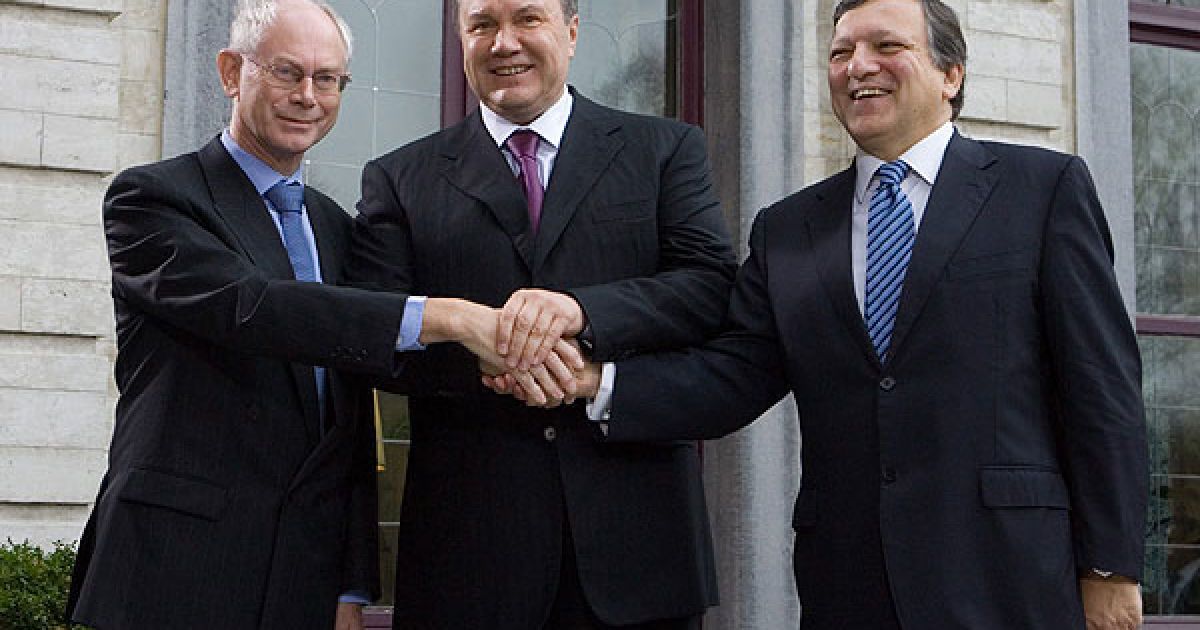 Проте політики вийшли з нього, зобразивши рукостискання втрьох. / © President.gov.ua