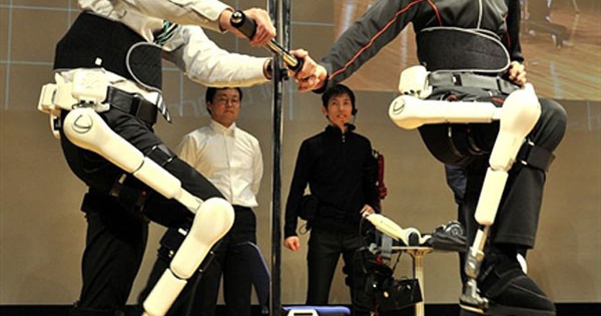 Японія, Токіо. Співробітник компанії Cyberdyne демонструє новий робот-екзоскелет, який синхронізує дії "майстра" та дії "користувача". Екзоскелет використовуватимуть для навчання людей з обмеженими фізичними можливостями. / © AFP