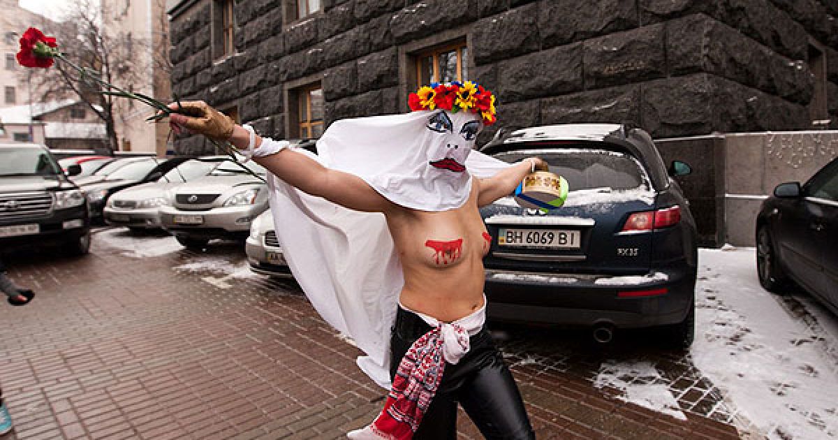 Активістка руху FEMEN в образі "кровосісі" спробувала прорватися до будівлі Кабінету міністрів і особисто вручити Миколі Азарову квіти і торт. / © Жіночий рух FEMEN
