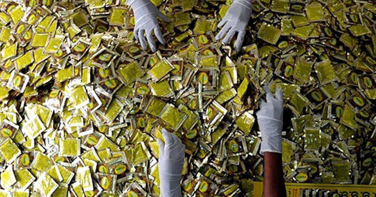 Шрі-Ланка, Домпе. Шрі-ланкійські працівники перебирають пакетики з аюрведичним препаратом проти застуди. Шрі-Ланка є одним з найбільших експортерів препаратів, виготовлених з трав. Аюрведична продукція надходить до Канади, Індії, інших країн Азії. / © AFP