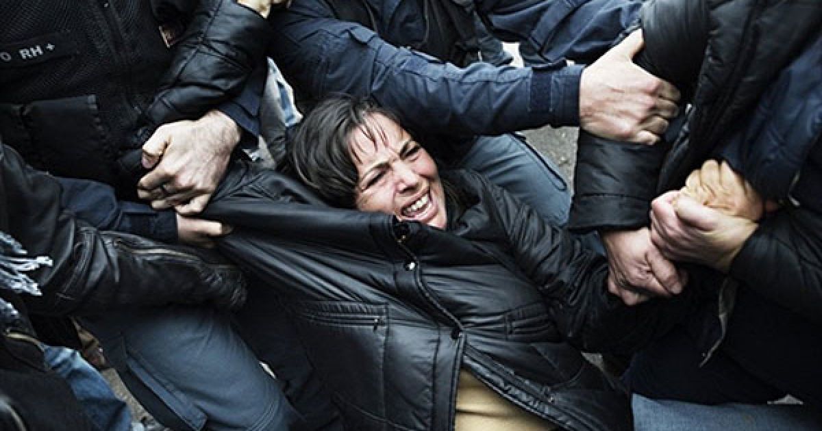 Італія, Джульяно. Співробітники поліції намагаються затримати демонстраторів, які блокують сміттєвози на шляху до звалища Таверна дель Ре. В Італії тривають акції протесту проти створення звалища на схилах Везувію, на яке звозитимуть сміття із сусіднього Неаполя. / © AFP