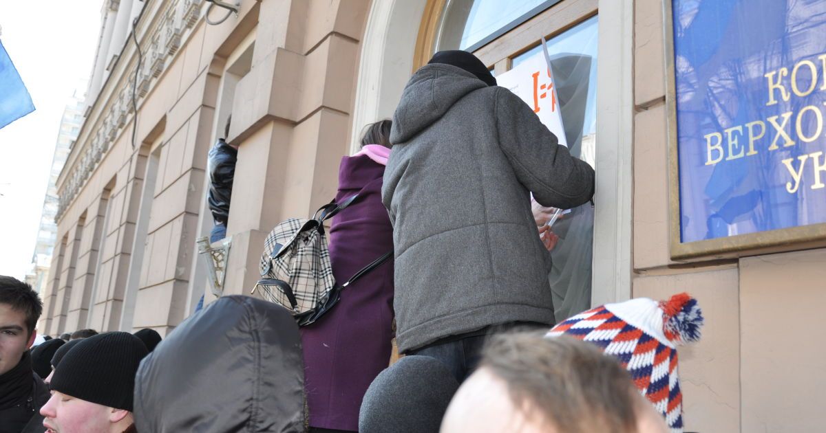 Студенти спалили радянський прапор, як символ тих, хто зараз перебуває при владі.