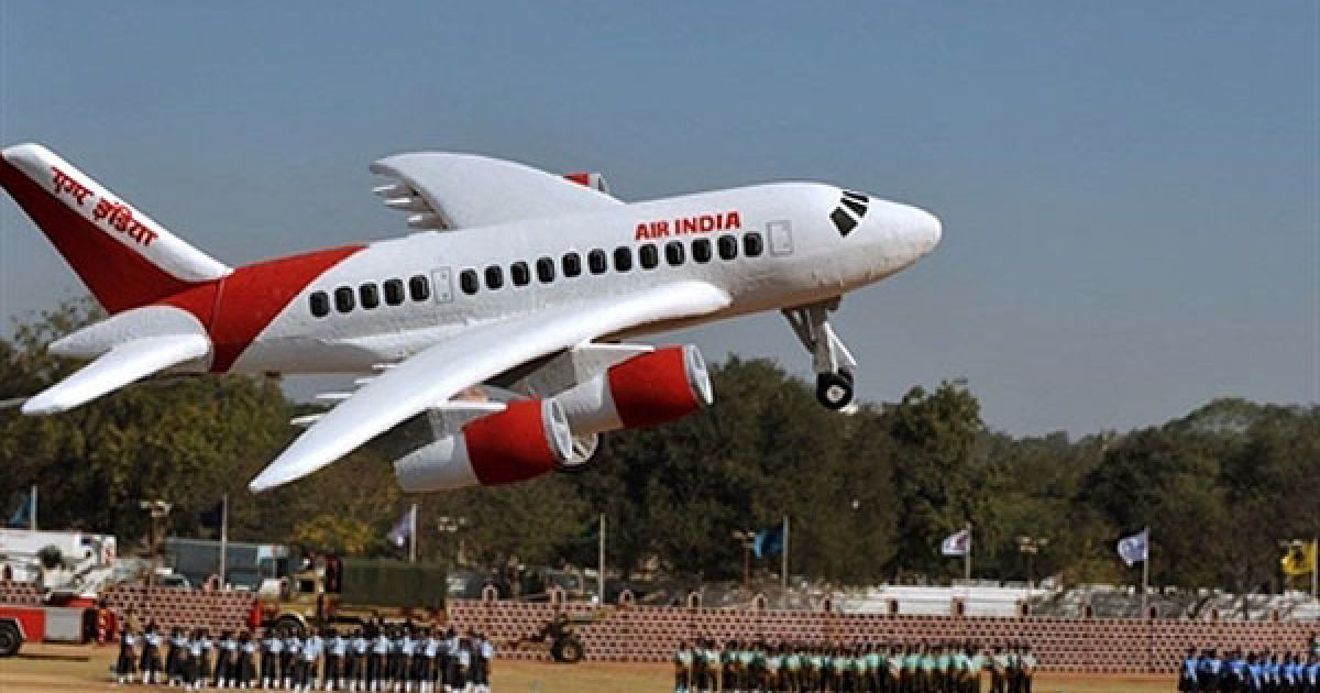 Індія, Секундерабад. Повітряна куля у формі літака "Air India" висить у повітрі під час урочистого параду, присвяченого святкуванню Дня Республіки в індійському місті Секундерабад, місті-побратимі Хайдарабада. Індія відзначила 62-ий День Республіки під посиленою охороною через підвищену напруженість у Кашмірі. / © AFP