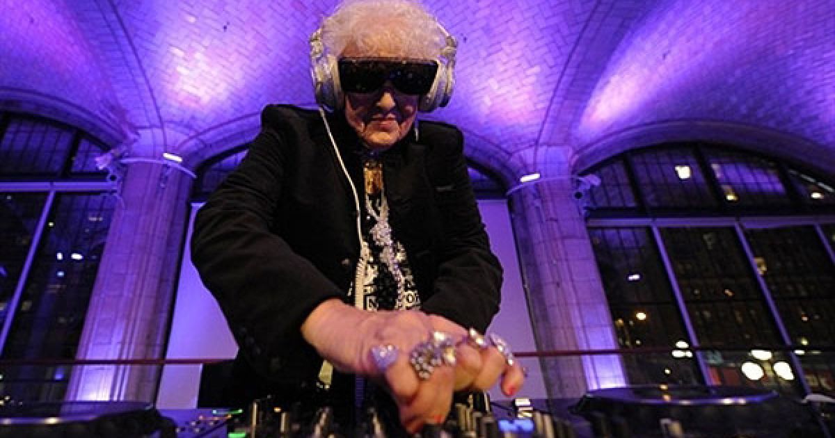 США, Нью-Йорк. 69-річна англійська діджей Рут Флауерс ака DJ Мамі Рок
з Брістоля під час свого першого виступу у Нью-Йорку на 31-му
щорічному вечері з танцями для літніх людей. Англійська бабуся-діджей
підкорює європейські клуби. / © AFP