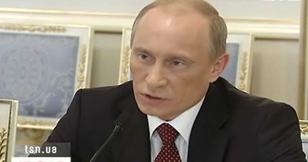 Російський прем'єр-міністр Володимир Путін прибув з візитом до України із поганим настроєм та чимось схожим на великий синець на лівій вилиці
