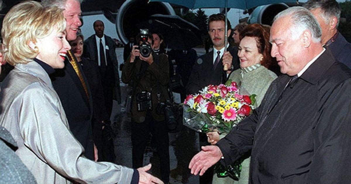 Москва, 1998 рік. Віктор Черномирдін зустрічає першу леді США Гілларі Клінтон і презеидента США Білла Клінтона. / © AFP