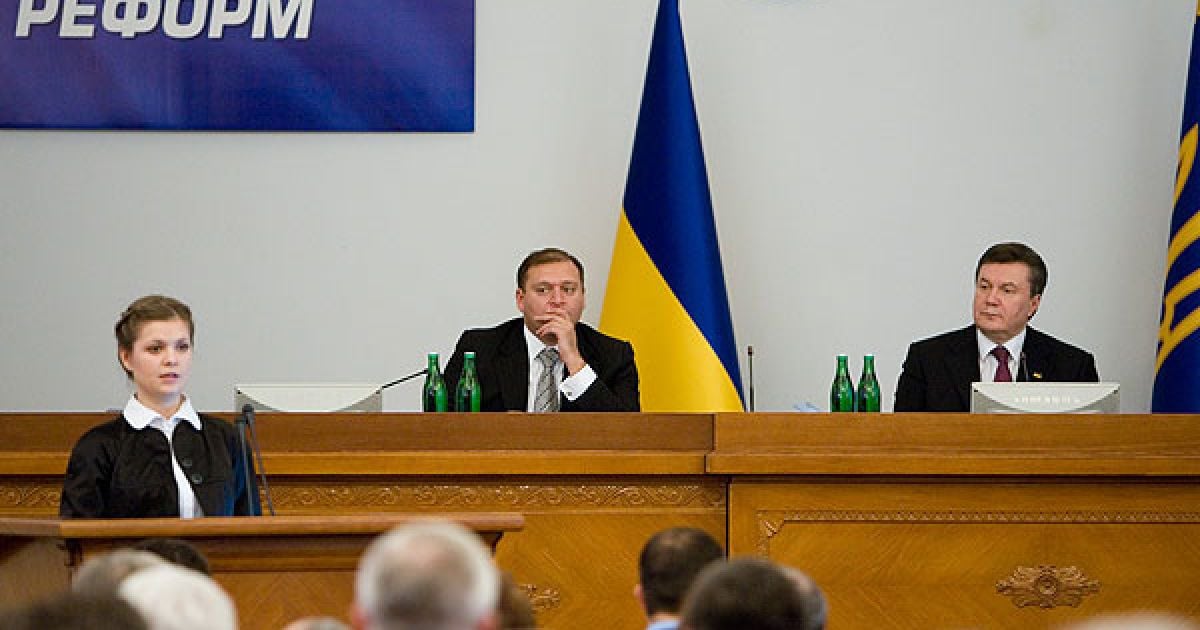 Янукович доручив Табачнику підтримати ініціативу Добкіна по випуску українських електронних підручників у Харкові. / © President.gov.ua