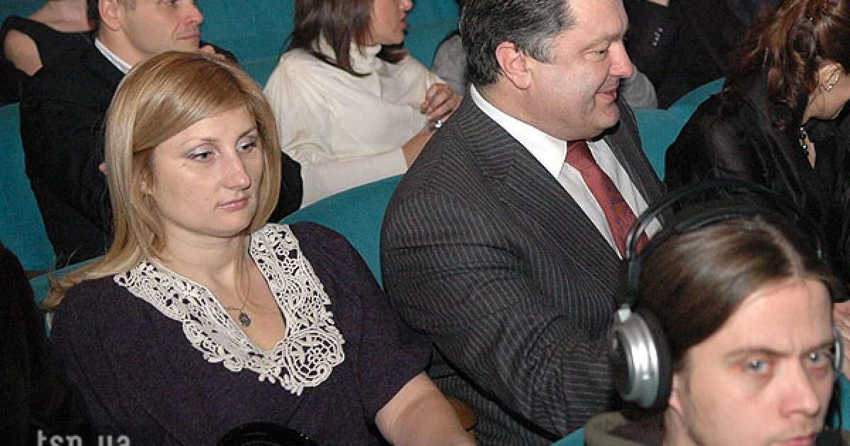 Порошенки прийшли не в гуморі.