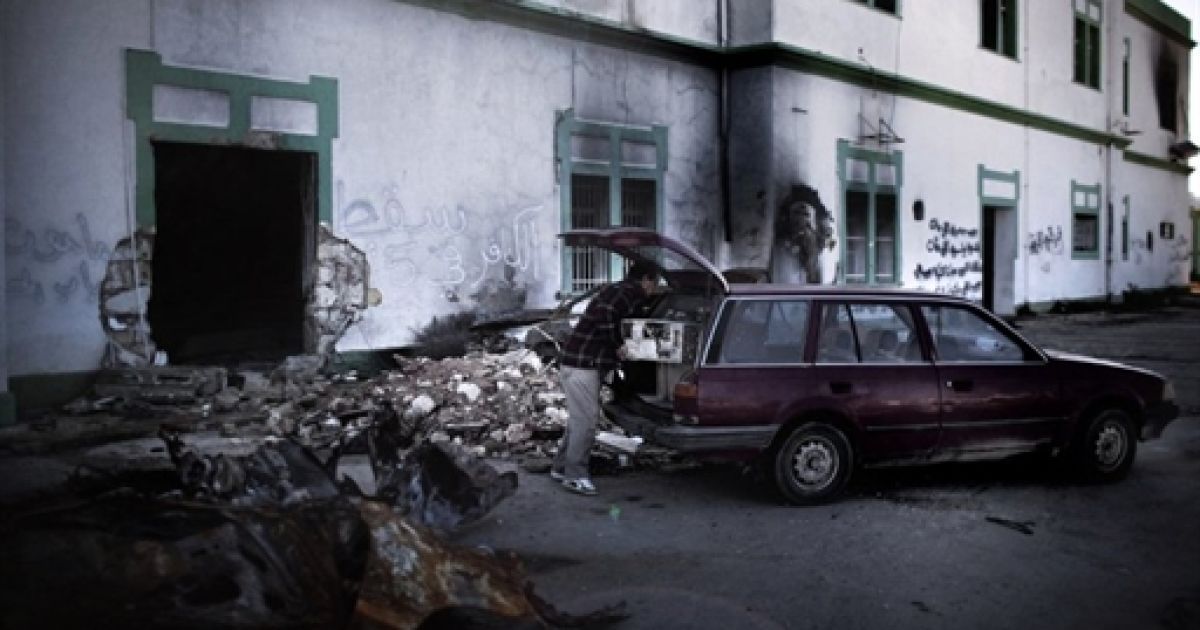 У Лівії тривають бої між військами, лояльними режиму Муаммара Каддафі, і силами повстанців, які домагаються його відставки. / © AFP