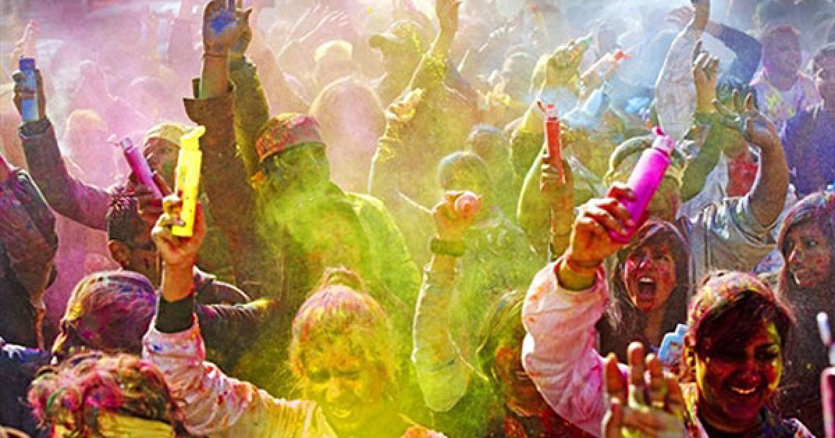 Нідерланди, Гаага. Індуси святкують індуїстський фестиваль Холі, під час якого вони засипають один одного різнокольоровими порошками і фарбами та поливають водою. / © AFP