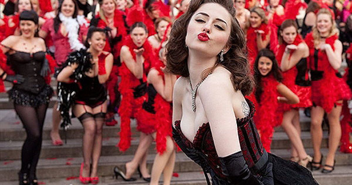 Великобританія, Лондон. Бурлеск-діва Кімберлі Данн позує з групою танцівниць "Virgin Holidays" на Трафальгарській площі у центрі Лондона. / © AFP